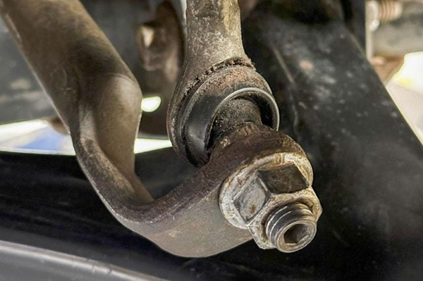 Symptoms of a Failing Sway Bar Link