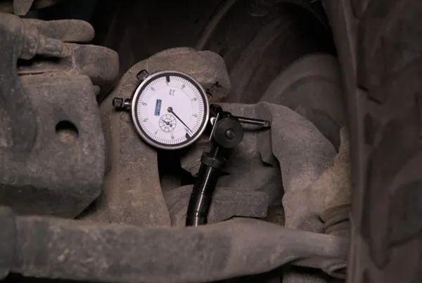 Ball joint clearance measurement with gauge
