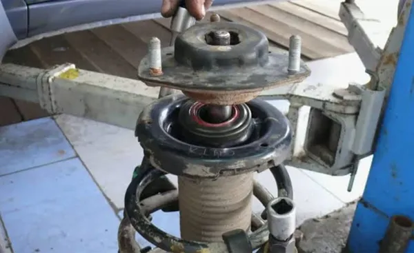 Strut mount materials and structural connections broken strut mount rubber metal and bearing structure