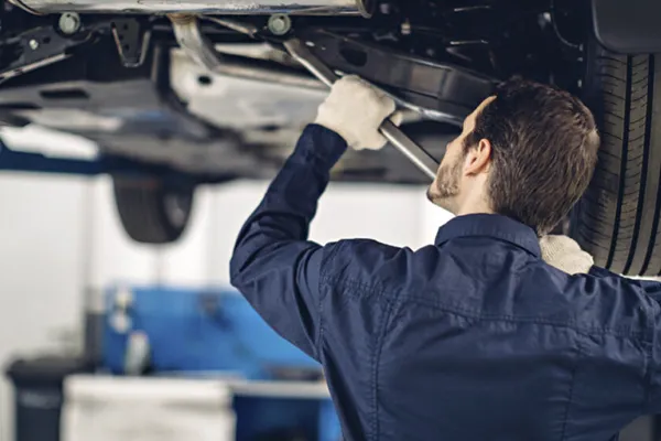 Complete strut mount and suspension diagnosis broken strut mount diagnosis and connected suspension inspection